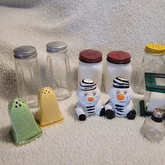 13 sets of Vintage Salt & Pepper Shakers - Picture 2 of 4